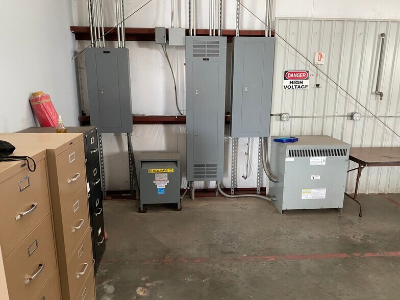 More Photos Of 1105 N Main St, Highlands Warehouse For Lease