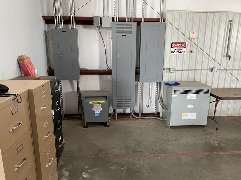 More Photos Of 1105 N Main St, Highlands Warehouse For Lease