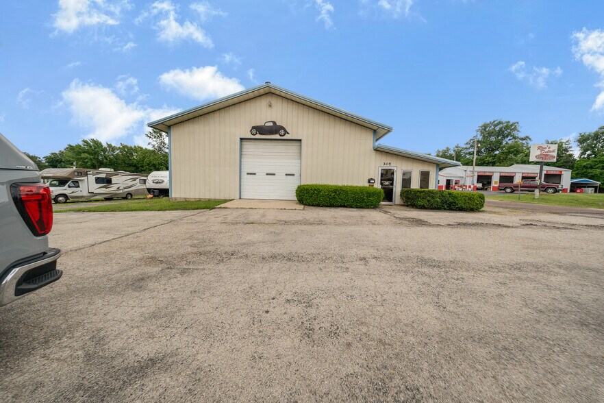 More Photos Of 305 W Scenic Rivers Blvd, Salem Flex For Sale