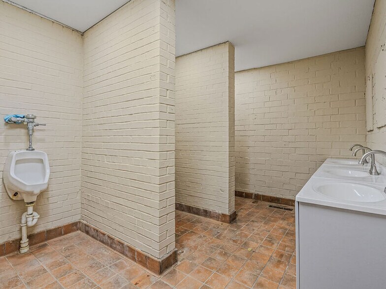 More Photos Of 1002 Douglas Ave, Opp Manufacturing For Lease