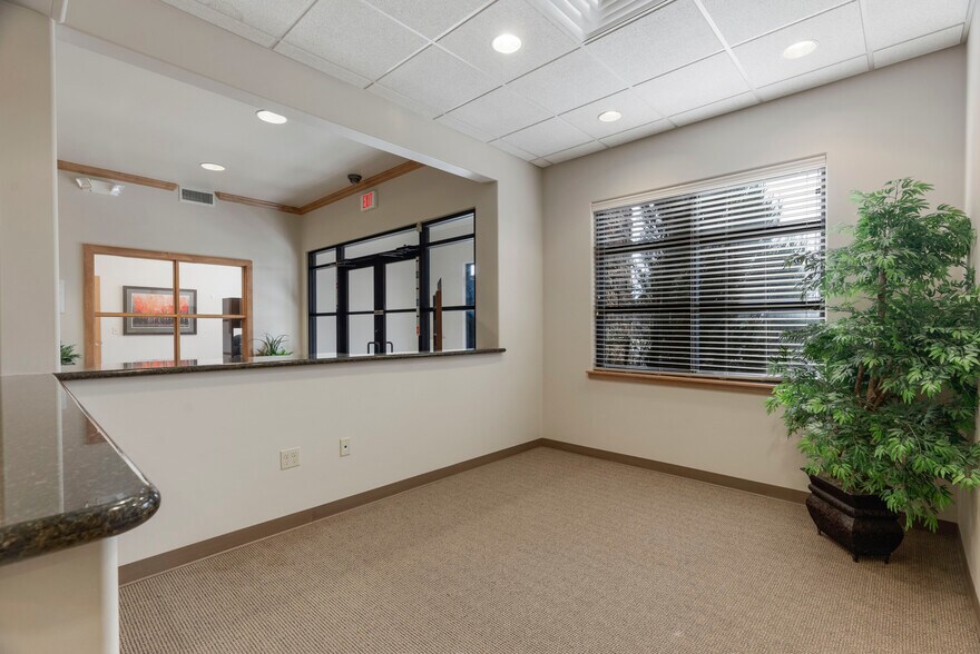 More Photos Of 7447 Riverside Pky, Tulsa Bank For Lease