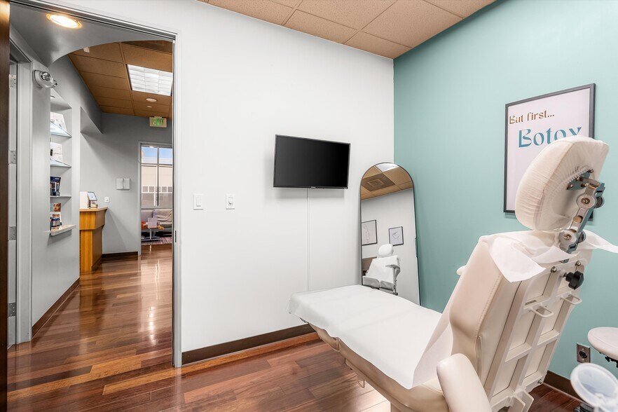 More Photos Of 27871 Smyth Dr, Santa Clarita Medical For Sale