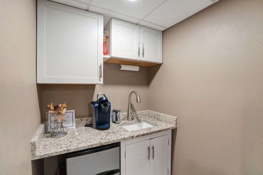 More Photos Of 2831 Ringling Blvd, Sarasota Medical For Sale