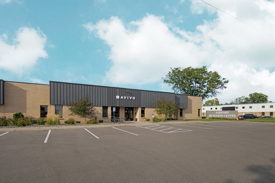 More Photos Of 7850-7890 12th Ave E, Bloomington Showroom For Lease