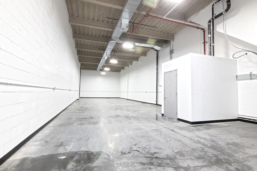 More Photos Of 1831 42nd St, Astoria Light Distribution For Lease