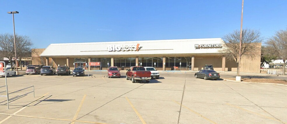 Primary Photo Of 825 W Centerville Rd, Garland Freestanding For Lease