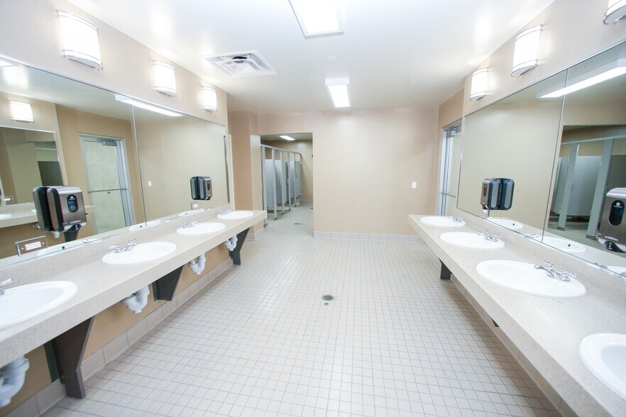More Photos Of 3660 Guion Rd, Indianapolis Medical For Lease