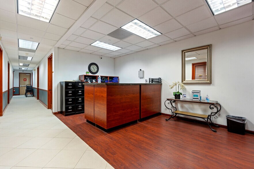 More Photos Of 405-425 SW 148th Ave, Davie Showroom For Sale