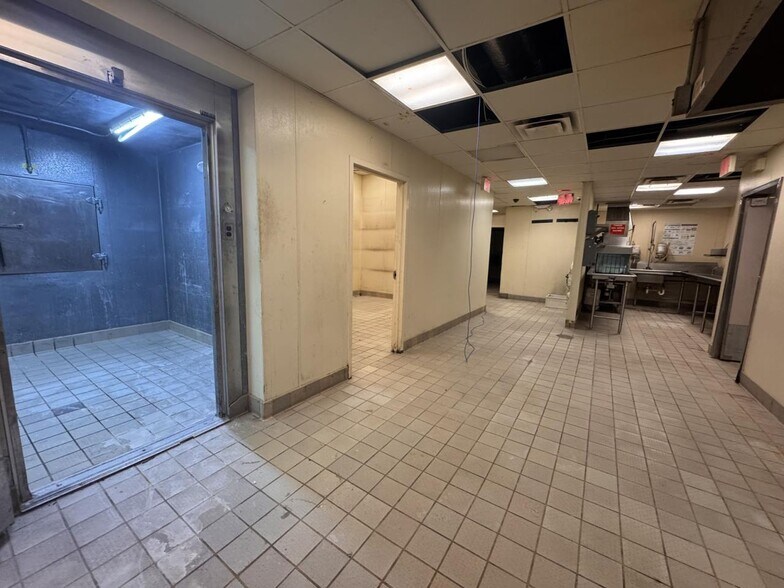 More Photos Of 2949 Dixie Hwy, Hamilton Restaurant For Lease