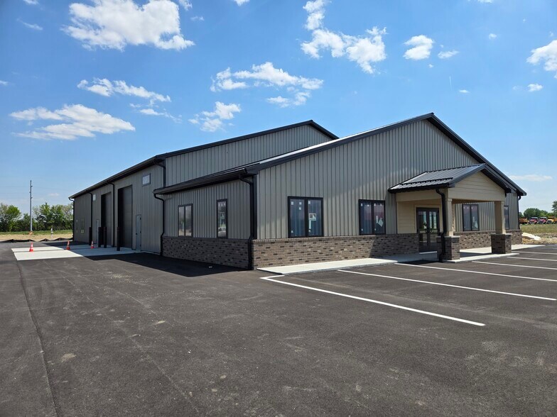 More Photos Of 1015 Hawthorn Bloom Drive Dr, New Whiteland Light Manufacturing For Lease