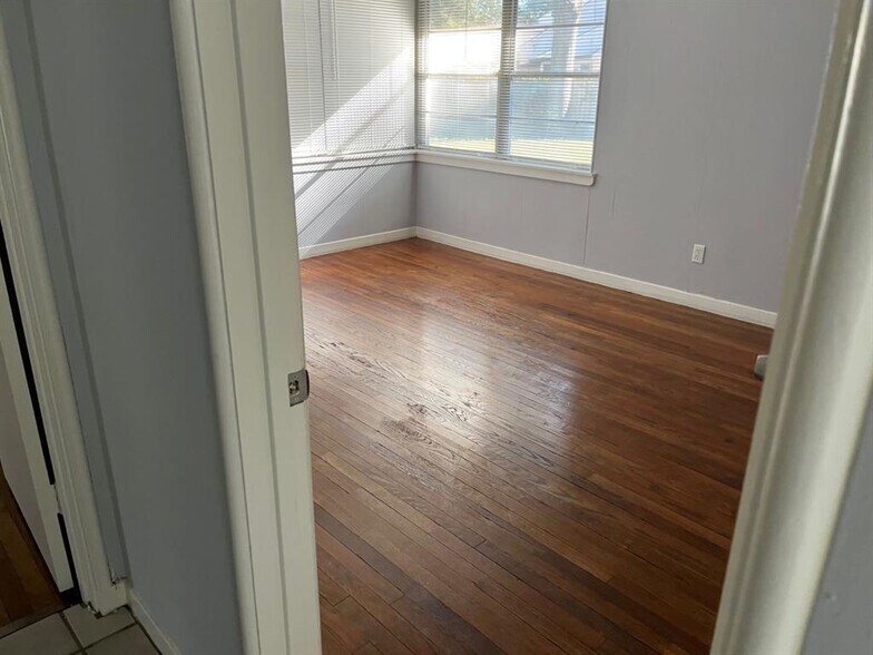 More Photos Of 1007 Meyer St, Sealy Multifamily For Sale