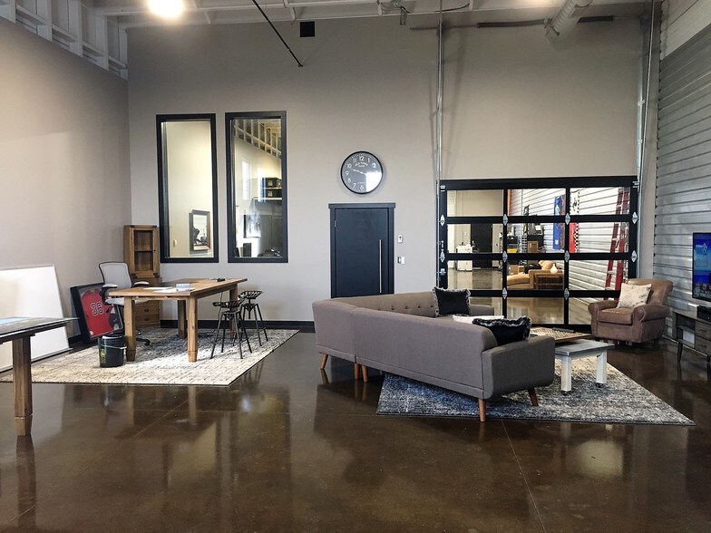 More Photos Of 2100 Double Creek Dr, Round Rock Showroom For Sale