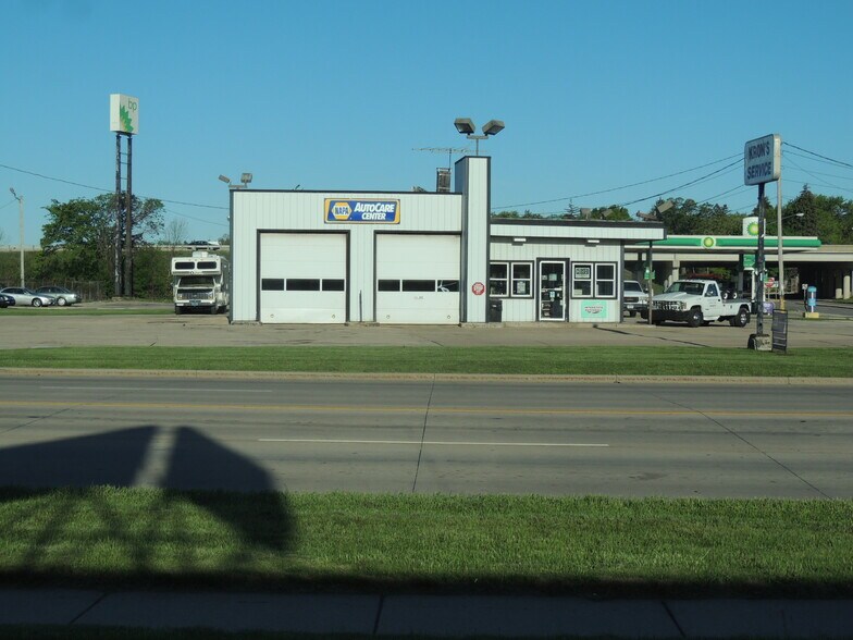More Photos Of 1108 Main St, Neenah Auto Repair For Sale
