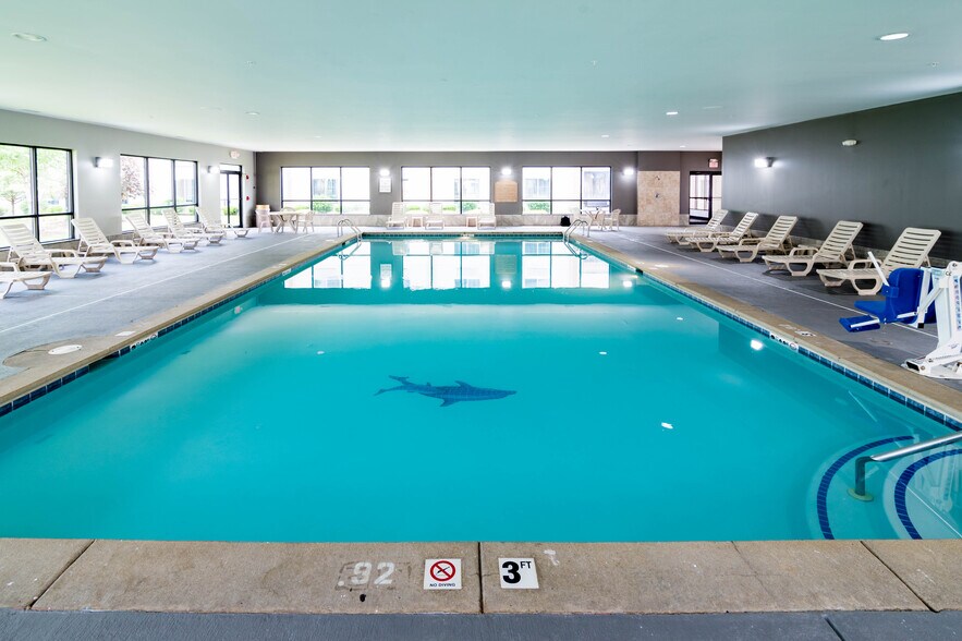 More Photos Of 933 S Riverside Dr, Elmhurst Hotel For Sale