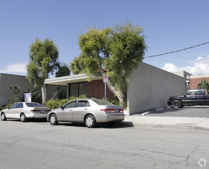 More Photos Of 15121-15127 Califa St, Van Nuys Warehouse For Lease