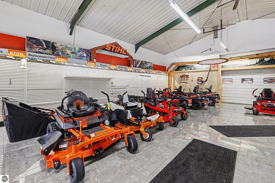 More Photos Of 414 S Mitchell St, Cadillac General Retail For Lease