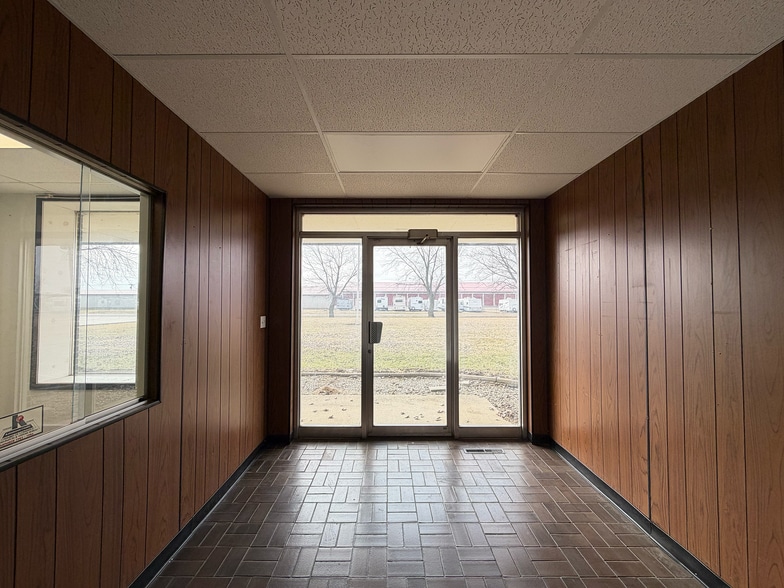 More Photos Of 15401 Industrial Dr, Schoolcraft Warehouse For Lease