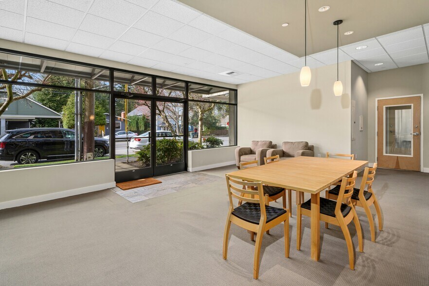 More Photos Of 3121 W Government Way, Seattle Apartments For Lease