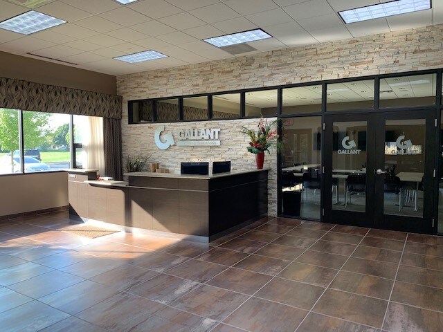 More Photos Of 345 Memorial Dr, Crystal Lake Showroom For Sale