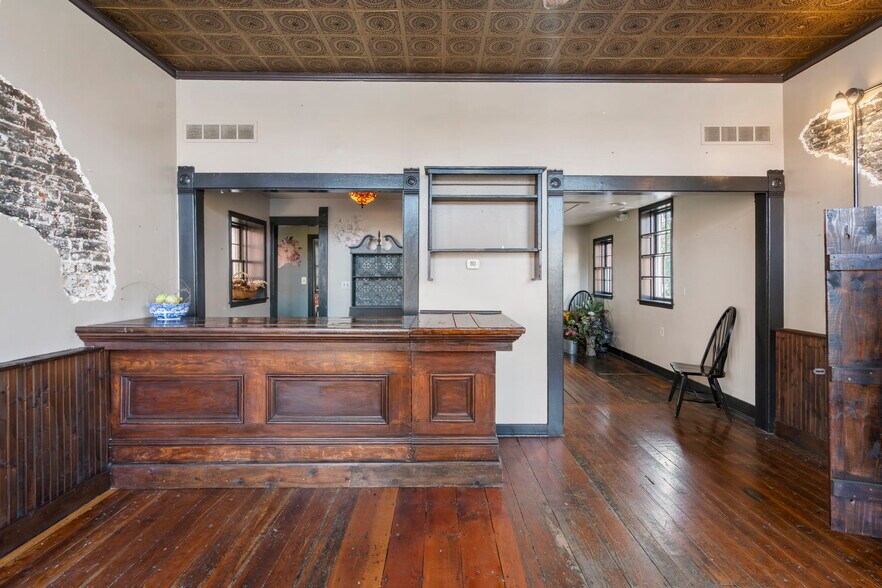 More Photos Of 901 Franklin Ave, Lexington General Retail For Sale