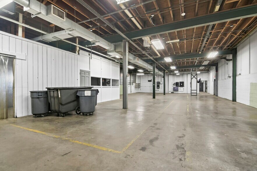 More Photos Of 901 N MacArthur Blvd, Springfield Warehouse For Lease