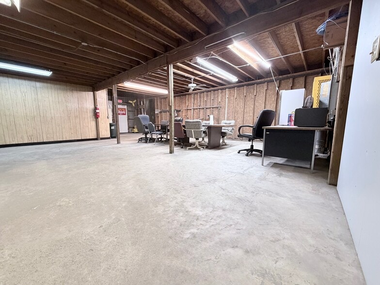 More Photos Of 701 SW 1st St, Oak Grove Industrial For Lease