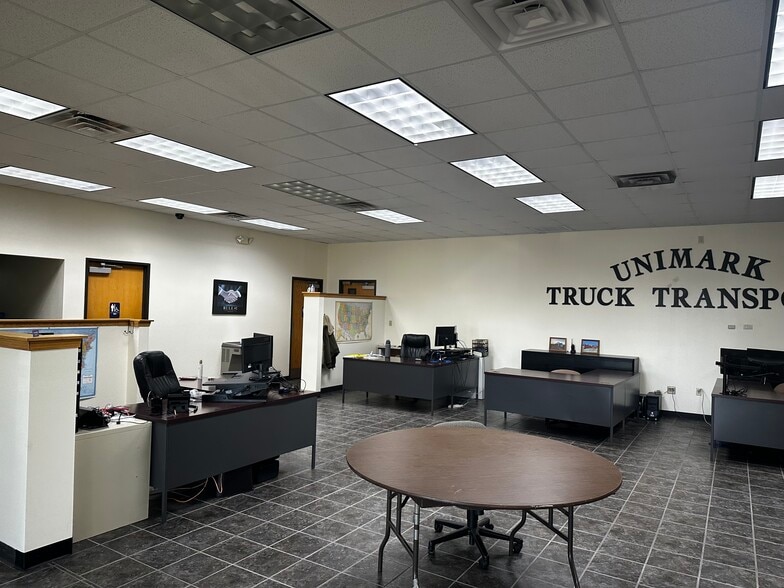 More Photos Of 302 Thunder Rd, Duenweg Warehouse For Lease