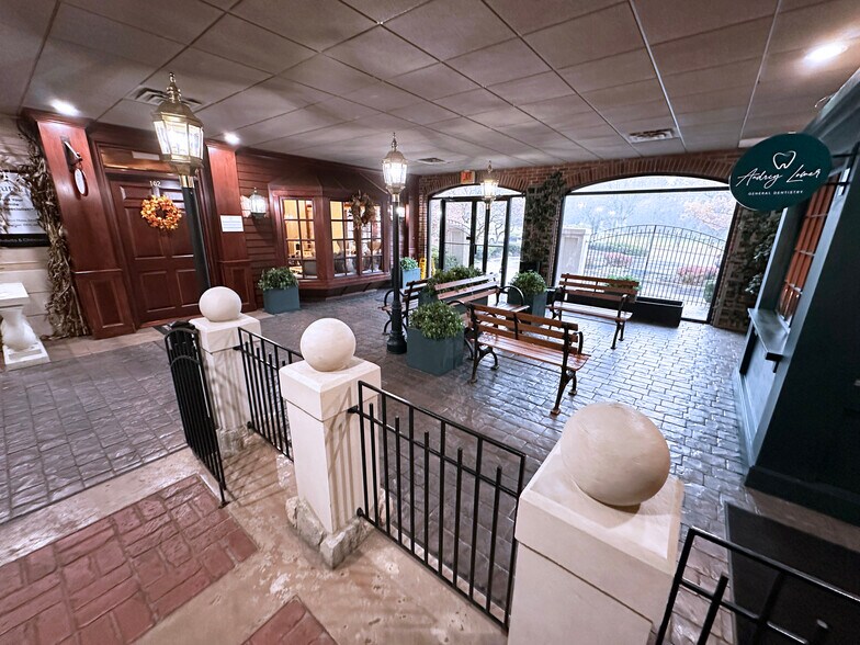 More Photos Of 6641 N High St, Worthington Office For Lease