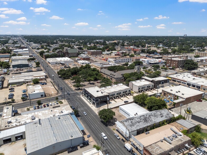 More Photos Of 1005 Franklin Ave, Waco Flex For Lease