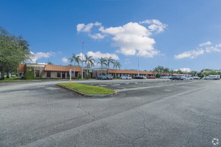 More Photos Of 541 S State Road 7, Margate Unknown For Lease