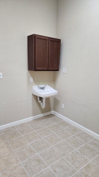 More Photos Of 17434 Red Oak Dr, Houston Medical For Lease