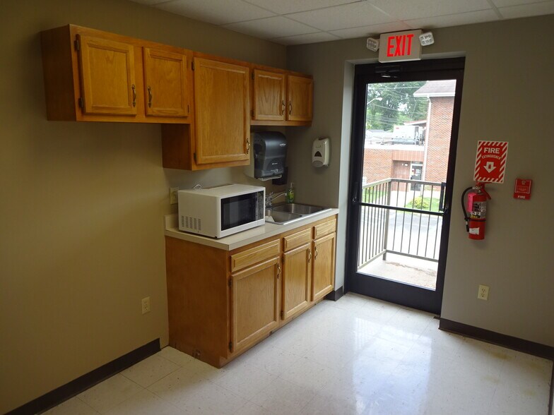 More Photos Of 4701 MacCorkle Ave SE, Charleston Medical For Sale