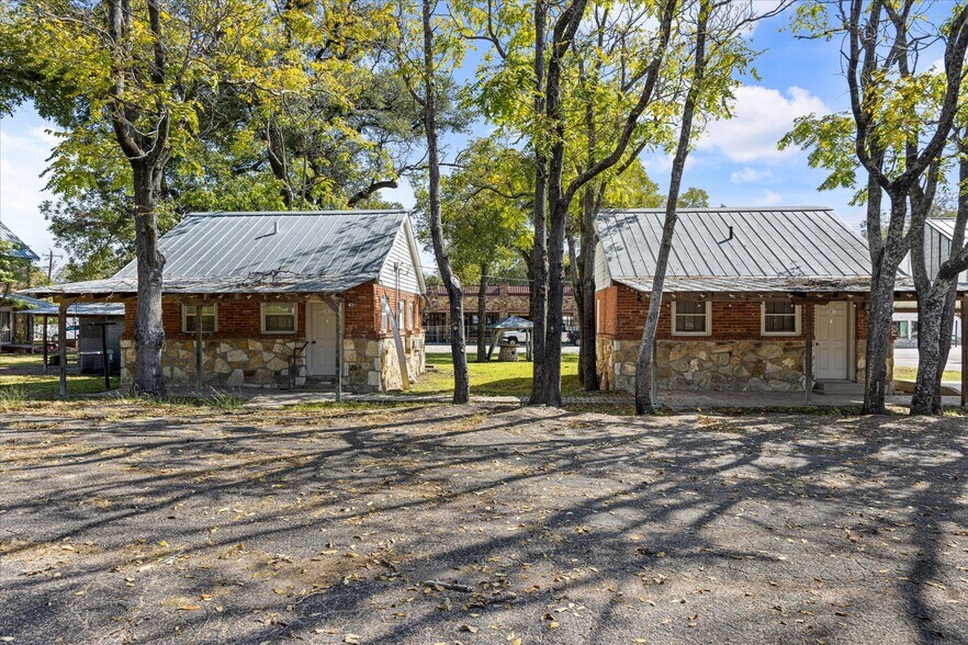 More Photos Of 301 NE Barnard St, Glen Rose Office For Sale