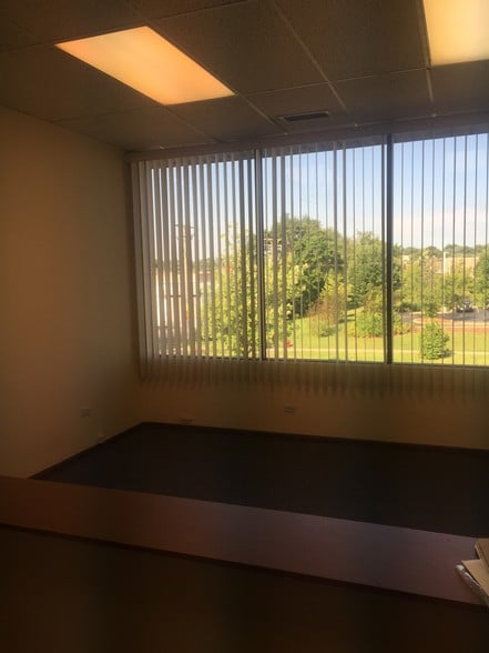 More Photos Of 9525 S 79th Ave, Hickory Hills Office For Lease