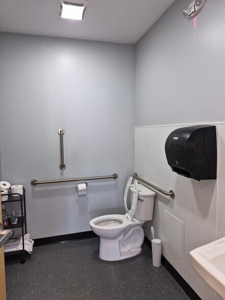 More Photos Of 87 Broadway, Saugus Freestanding For Lease