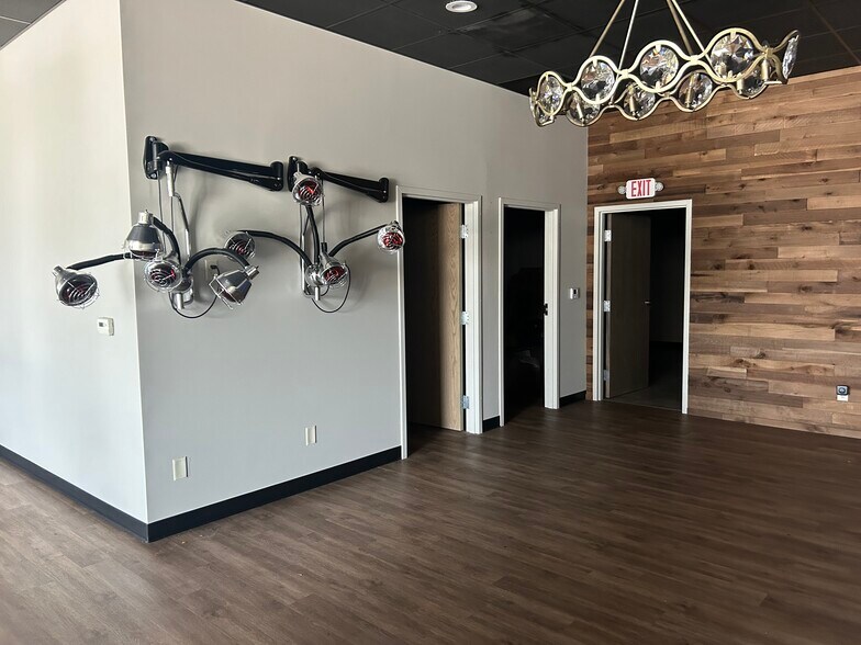 More Photos Of 338 S Andover Rd, Andover General Retail For Lease