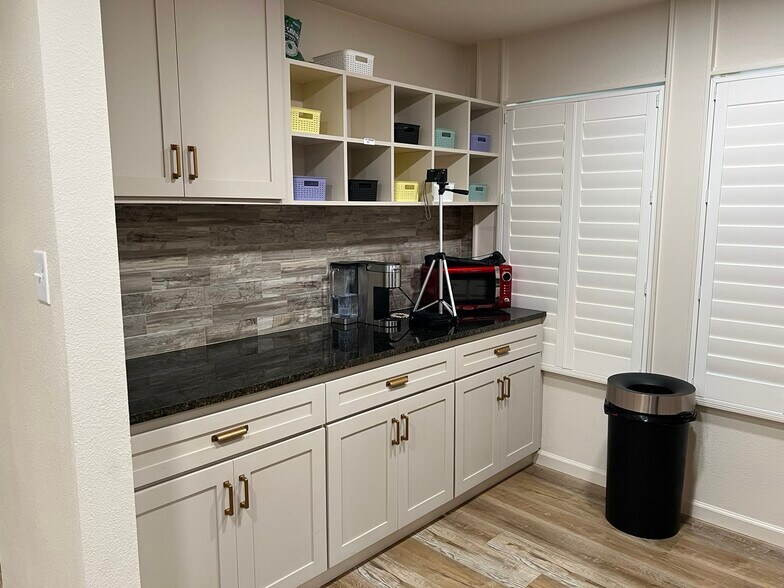 More Photos Of 4527 Lake Shore Dr, Waco Office For Lease