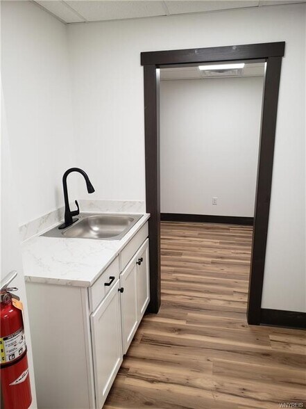 More Photos Of 300 Ohio St, Medina Office For Lease