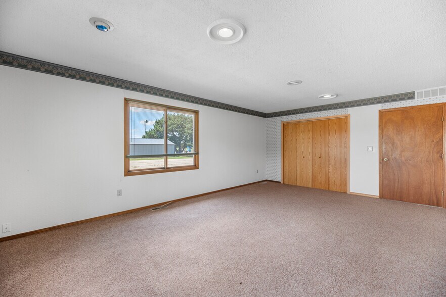 More Photos Of 106 Shadybrook Dr, Cheney Office For Sale