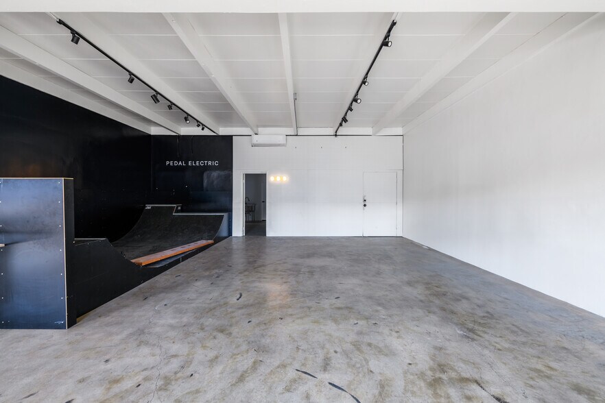 More Photos Of 2426 Lincoln Blvd, Venice Loft Creative Space For Sale