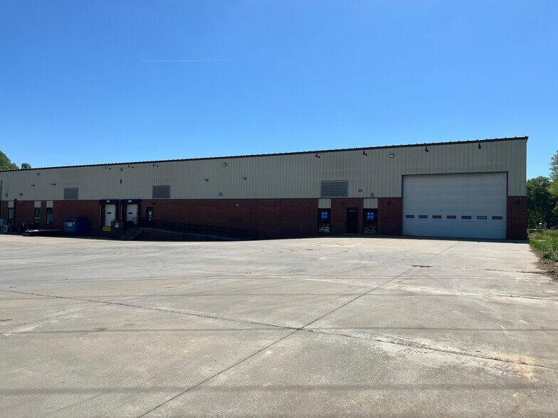More Photos Of 460 E Plaza Dr, Mooresville Distribution For Lease