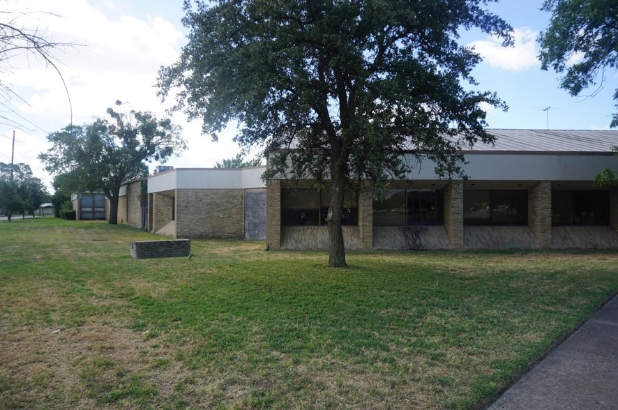 More Photos Of 819-901 N O'Connor Rd, Irving Office For Sale