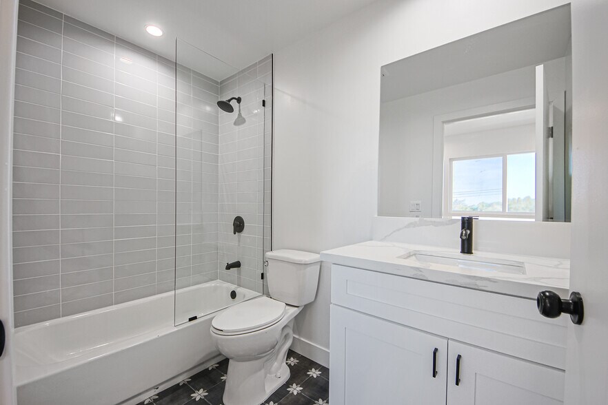 More Photos Of 2404 S Cochran Ave, Los Angeles Apartments For Sale