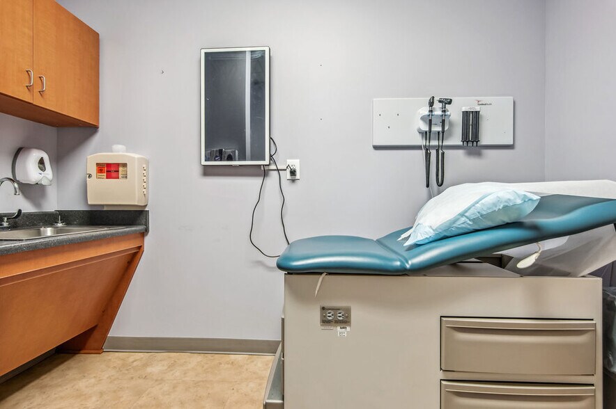 More Photos Of 4275 Western Blvd, Jacksonville Medical For Sale