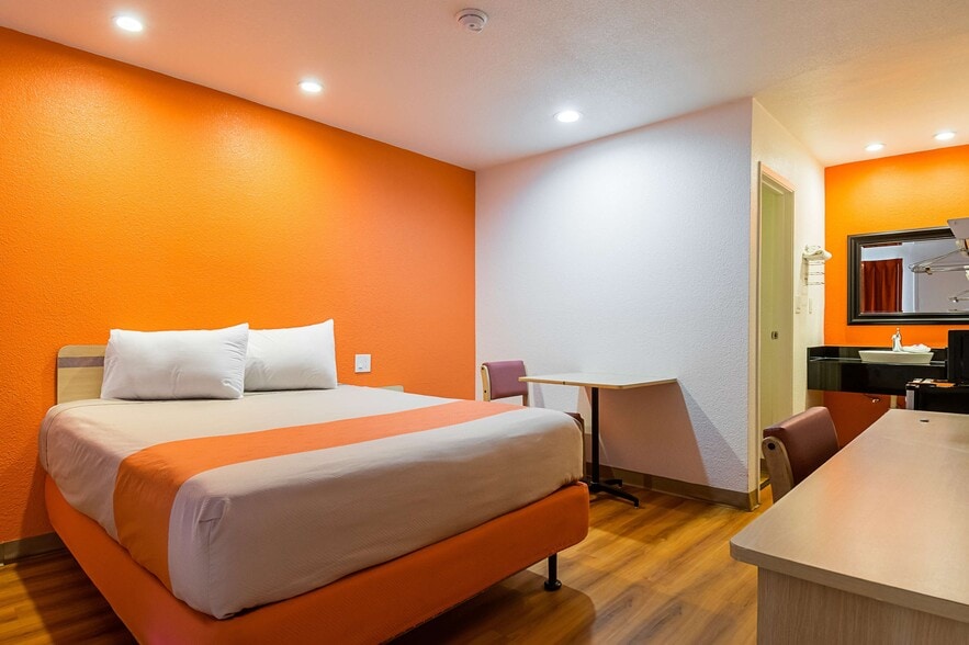 More Photos Of 14685 Warren St, Lost Hills Hotel For Sale