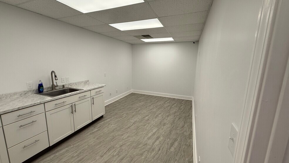 More Photos Of 11801 Brinley Ave, Louisville Medical For Lease