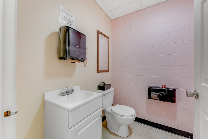 More Photos Of 154 Bridge St, Junior Restaurant For Sale