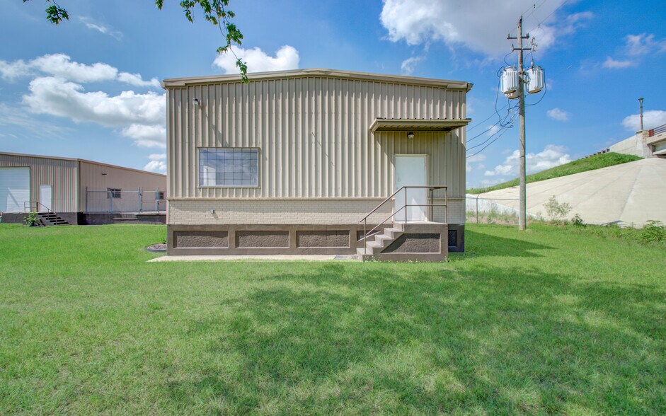 More Photos Of 7002 Bissell Rd, Manvel Manufacturing For Sale