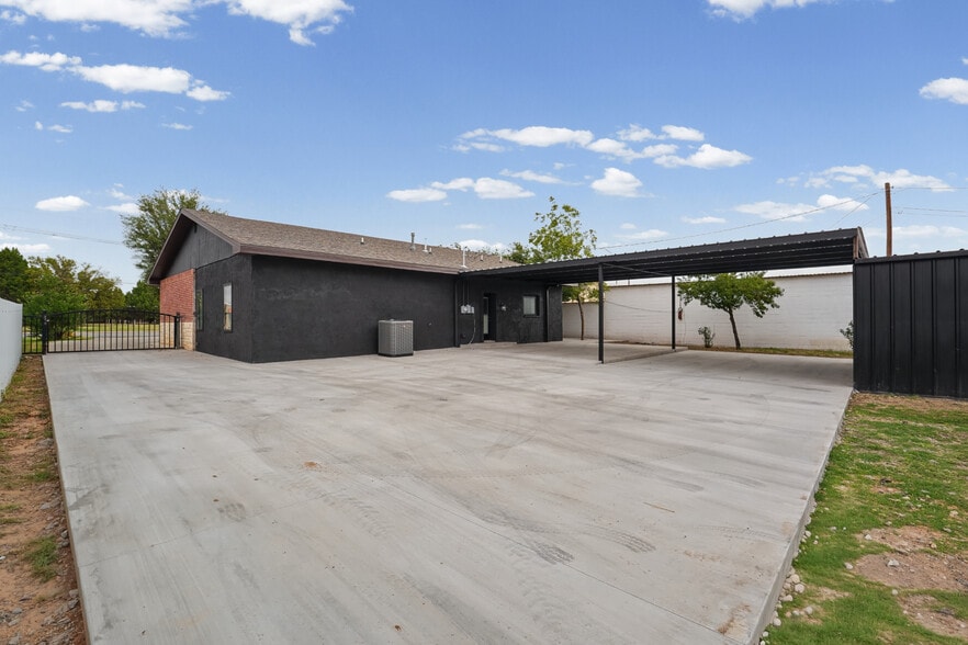 More Photos Of 7327 19th St, Lubbock Office For Sale
