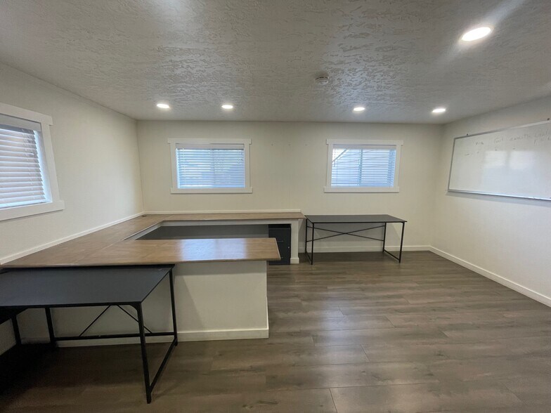 More Photos Of 3070 NW Canal Blvd, Redmond Land For Lease